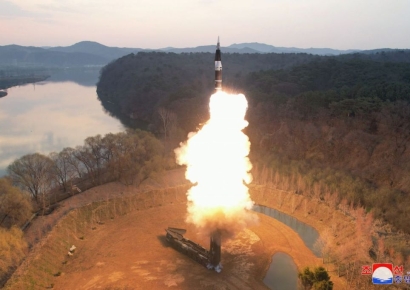 北, 신형 극초음속 미사일 발사 성공…김정은 "10년 국방연구 결실"