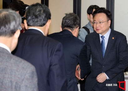 [포토] 병원장들과 악수하는 조규홍 장관