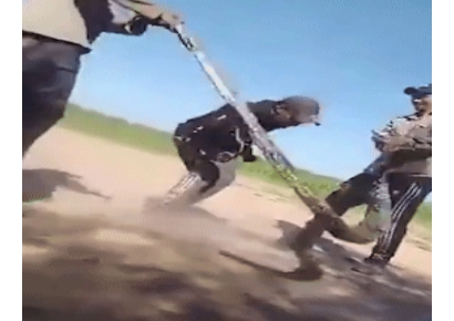 비단뱀으로 줄넘기한 아르헨 남성들…누리꾼 "제 정신이냐" 비판