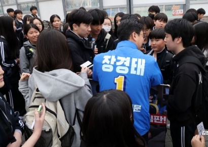 [포토] 장경태 후보, 학생들에게 인기 만점