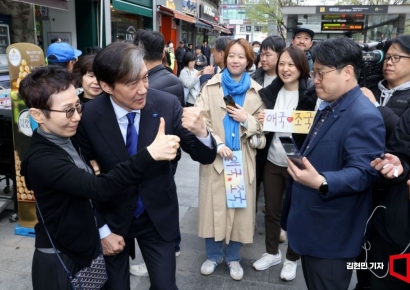 [포토] 조국, 출근길 시민들과 함께