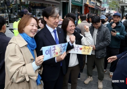 [포토] 출근길 시민들과 사진 찍는 조국 대표