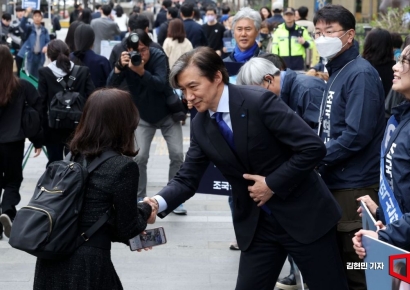 [포토] 여의도역 출근길 인사하는 조국