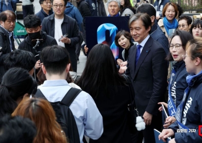 [포토] 여의도 출근길 인사 나선 조국 대표