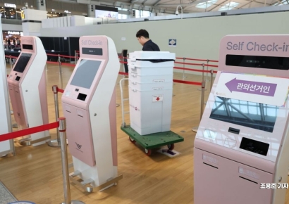 [포토] 인천공항 사전투표소 설치하는 선관위관계자