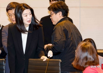 [포토] 참석자들과 인사하는 정신아 카카오 대표