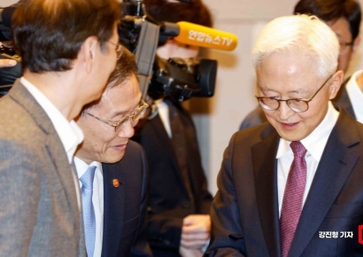 [포토] 이종호 장관과 대화하는 경계현 삼성전자DS부문 사장