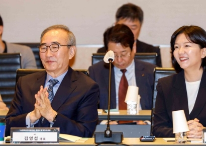 [포토] AI전략최고위 참석한 김영섭 KT 대표-최수연 네이버 대표