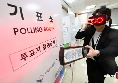 [포토] 투표소 몰래카메라도 탐색