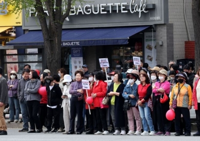 [포토] 사전투표 D-1, 유세 지켜보는 시민들