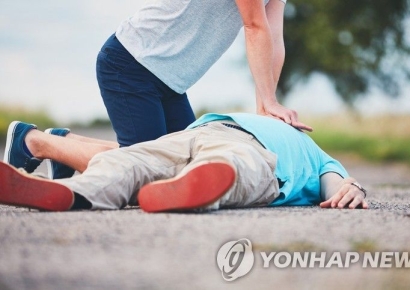 "어르신이 숨을 쉬지 않는다" 소리에 달려와 목숨 구한 이 사람