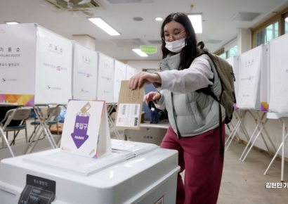[포토] 22대 총선 사전투표, 유권자의 선택은?