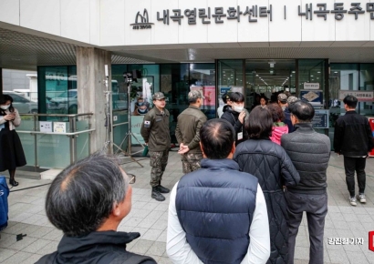 [포토] 사전 투표 기다리는 유권자들