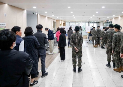 [포토] 22대 총선 사전 투표 나선 국군장병들
