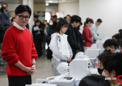 [포토] 서울 신촌에서 사전투표하는 한동훈 위원장