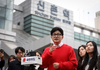 한동훈 신촌서 사전투표…"얼마나 많이 투표장에 나가느냐에 달렸다"