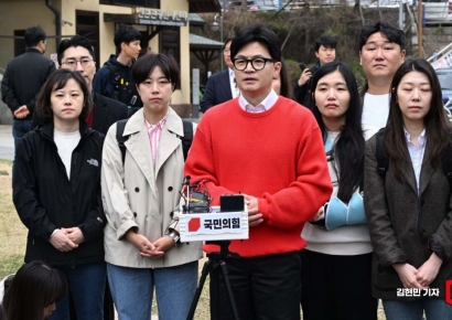 [포토] 서울 신촌서 사전투표 마친 한동훈 위원장