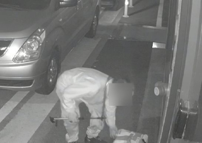 "새벽 길가던 행인, 매장 앞 치즈를 가져갔어요"