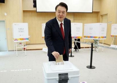 부산서 사전투표한 尹…"투표는 주권자 권리 행사이자 책무"(종합)