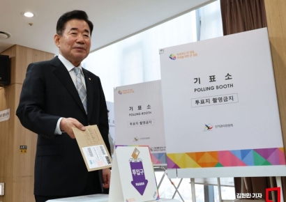 [포토] 김진표 의장, 여의도서 한표…"투표로 정치인 꾸짖어야"