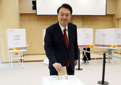 '광폭행보' 尹, 오늘은 관저서 총선결과 예의주시 