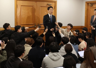 금감원 '선거개입' 비판…이복현 "보름달 둥근 것 손가락 탓?" 반박