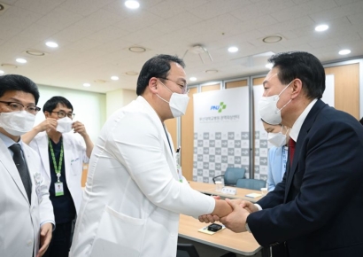 尹, '이재명 헬기 이송 논란' 부산대병원 권역외상센터 방문…"전폭적 지원"