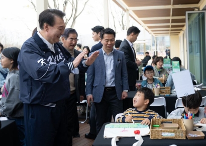 尹, 용산어린이정원 깜짝 방문…"오늘부터 밤9시까지 개장"