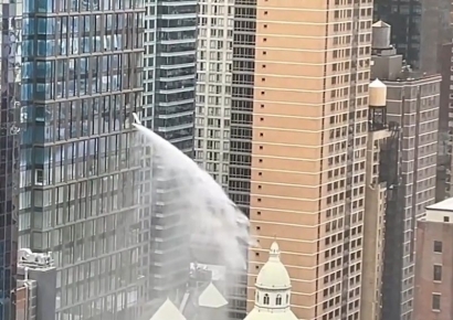 "물줄기가 폭포처럼"…뉴욕 한복판 고층건물서 쏟아진 물