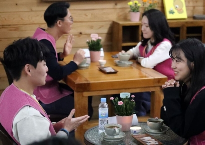 "벚꽃구경 함께 갈래" 산사에서 짜릿한 눈빛교환 '나는 절로' 화제