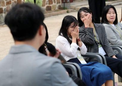 손잡고 뜨거운 눈빛교환…절에서 이러시면 '더 좋습니다'