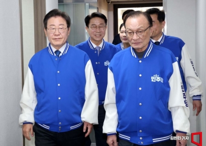 [포토] 중앙선대위 참석하는 이재명-이해찬