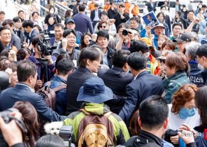 [포토] 지지자 응원 받는 조국 대표