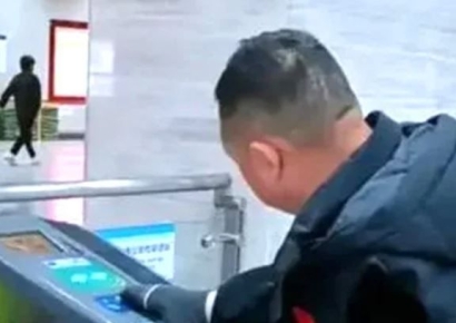 누가봐도 두 팔 없는 승객에…"장애인 증명해라" 요구한 中 역무원