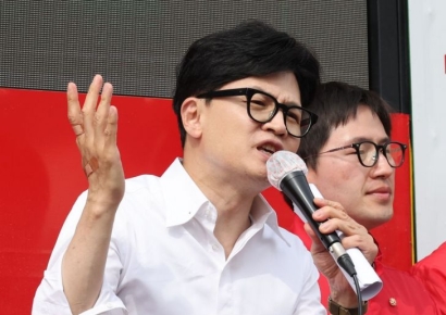 與 "최소 전국 60곳 이상 경합…사전투표 보수층서 많이 참여"