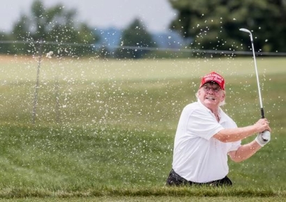 "트럼프 인지능력 특출" 진단 의사, 정체 밝혀지자 '시끌'