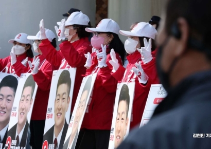 [포토] 총선 D-1, 선거운동 지켜보는 유권자