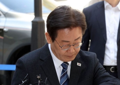 [포토] 선거 하루 전 법원 출석하는 이재명 대표