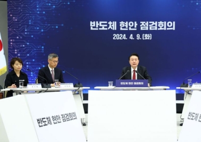 尹 "AI 반도체 G3 도약…2027년까지 9.4조원 투자"(종합)