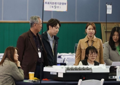 [포토] 투표지분류기 최종점검하는 관계자들