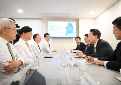 尹 "필수중증의료분야 종사자가 더 많은 보상 받아야…재정지원 필요"