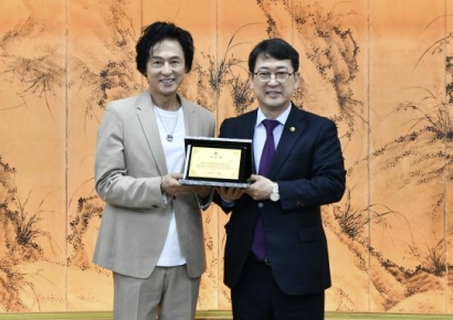 "감성적인 해설로 몰입감 높여줬다" 류준열, 문화재청 감사패 수여