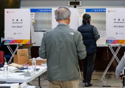 [포토] 투표소 찾은 소중한 발걸음