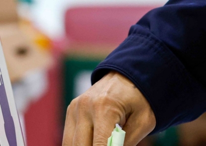 "투표함 바꿔치기 의심" 행패…전국 투표소 곳곳서 소동 