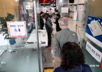 [포토] 투표하기 위해 줄 선 유권자들