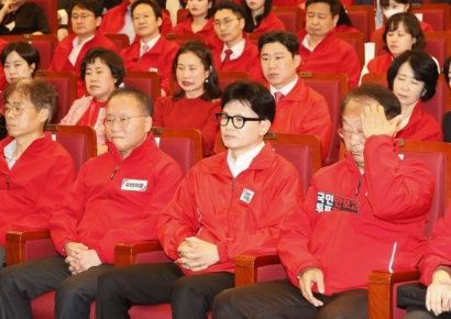 출구조사 결과에 충격 휩싸인 與…한동훈 "실망스럽다"