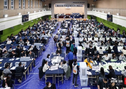 [포토] '분주한 개표소'