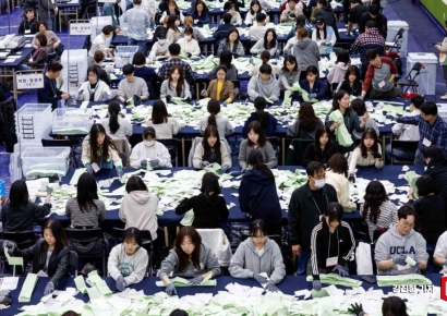 [포토] 테이블에 놓인 비례정당 투표지