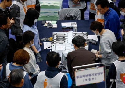 [포토] 쉼 없이 움직이는 투표지분류기