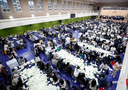 [포토] 22대 국회의원선거 개표 진행